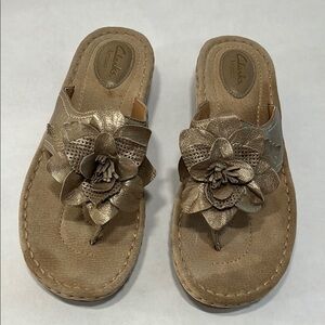 Clarks Artisan Thong Sandals Floral Accents Women’s 9.5 Vacation Wear!
